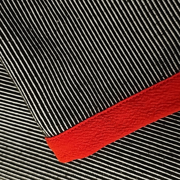 Zara Top size small black with white pinstripes - Picture 4 of 5